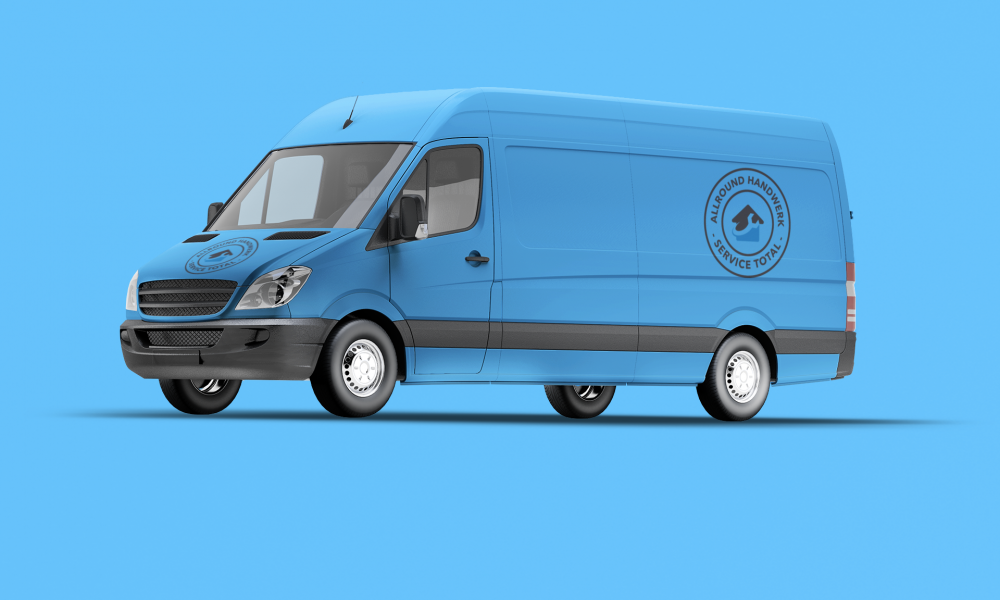 Ein hellblauer Lieferwagen mit der Aufschrift "Allround Handwerk - Service Total" auf der Seite und auf der Motorhaube steht vor einem ebenfalls hellblauen Hintergrund.
